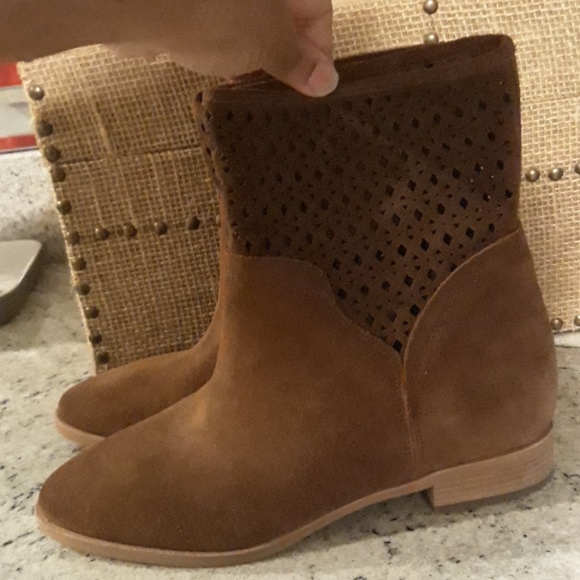 New Micheal Kors Camel color Suede Ankle boots - Picture 2 of 8